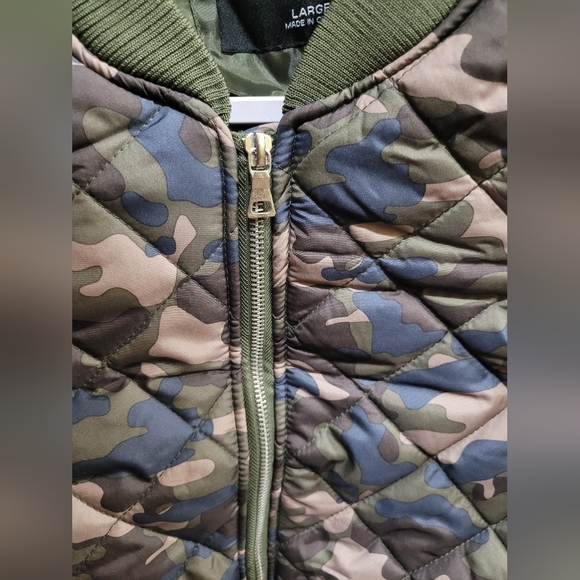 Women's Camo Front Zip Puffer Jacket - Picture 2 of 9